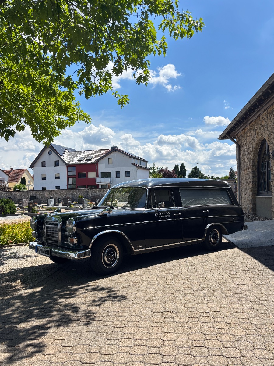 Historischer Bestattungswagen von Bestattungen Dörr vor der Friedhofskapelle in Biblis